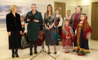 Совете Федерации открылась выставка картин, посвященная сюжетам деревенской жизни, народным праздникам и обрядам (6)