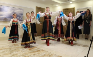 Совете Федерации открылась выставка картин, посвященная сюжетам деревенской жизни, народным праздникам и обрядам (8)
